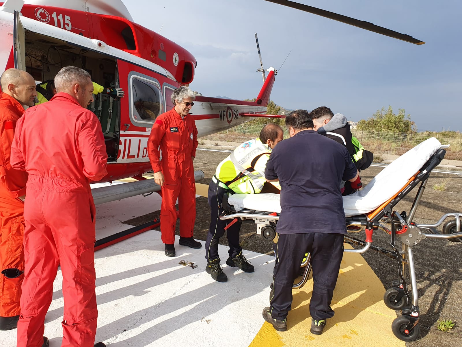 Prova la moto da cross e precipita in un burrone
