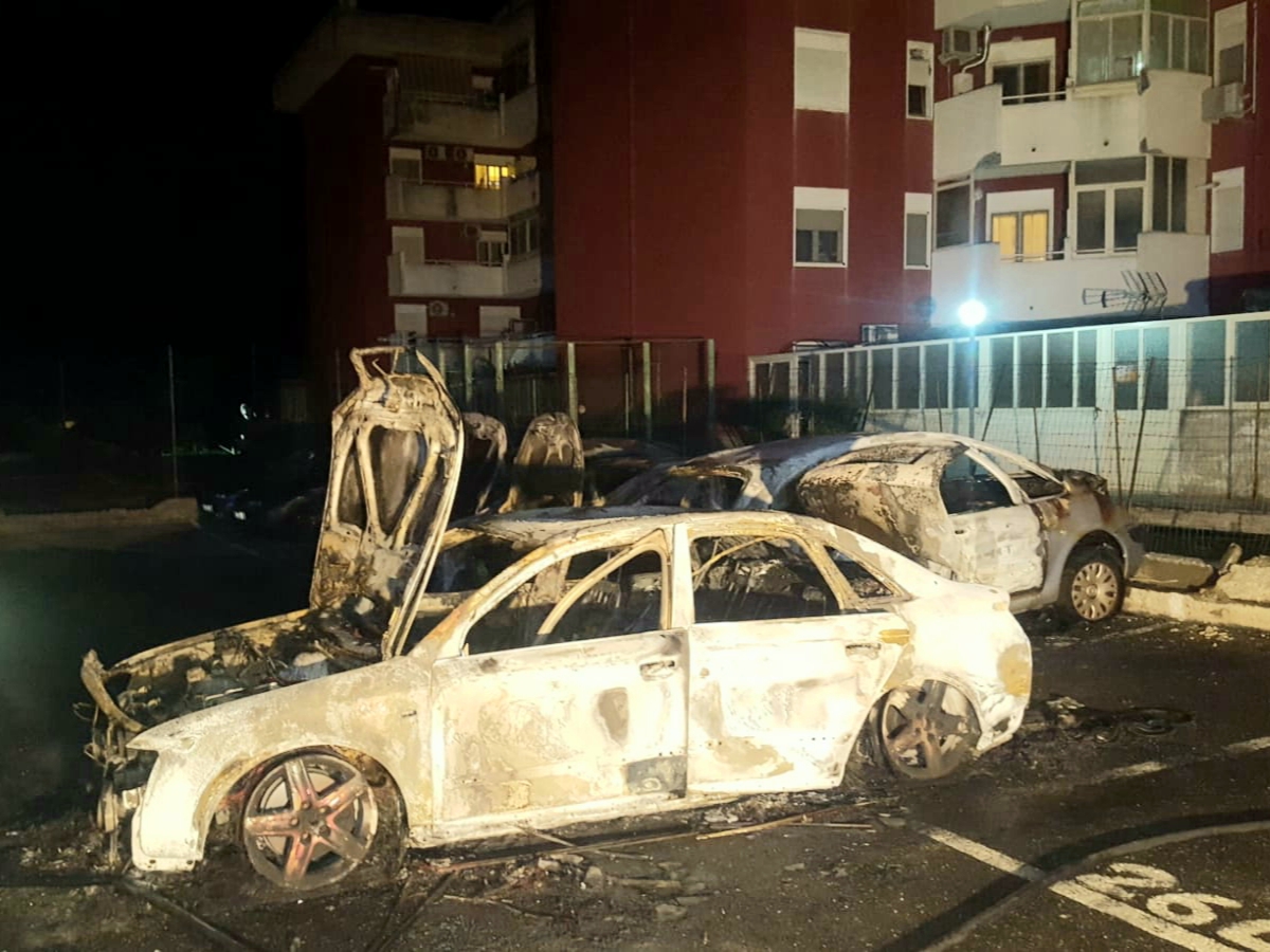 Notte di fuoco a S.Teresa, 4 auto distrutte