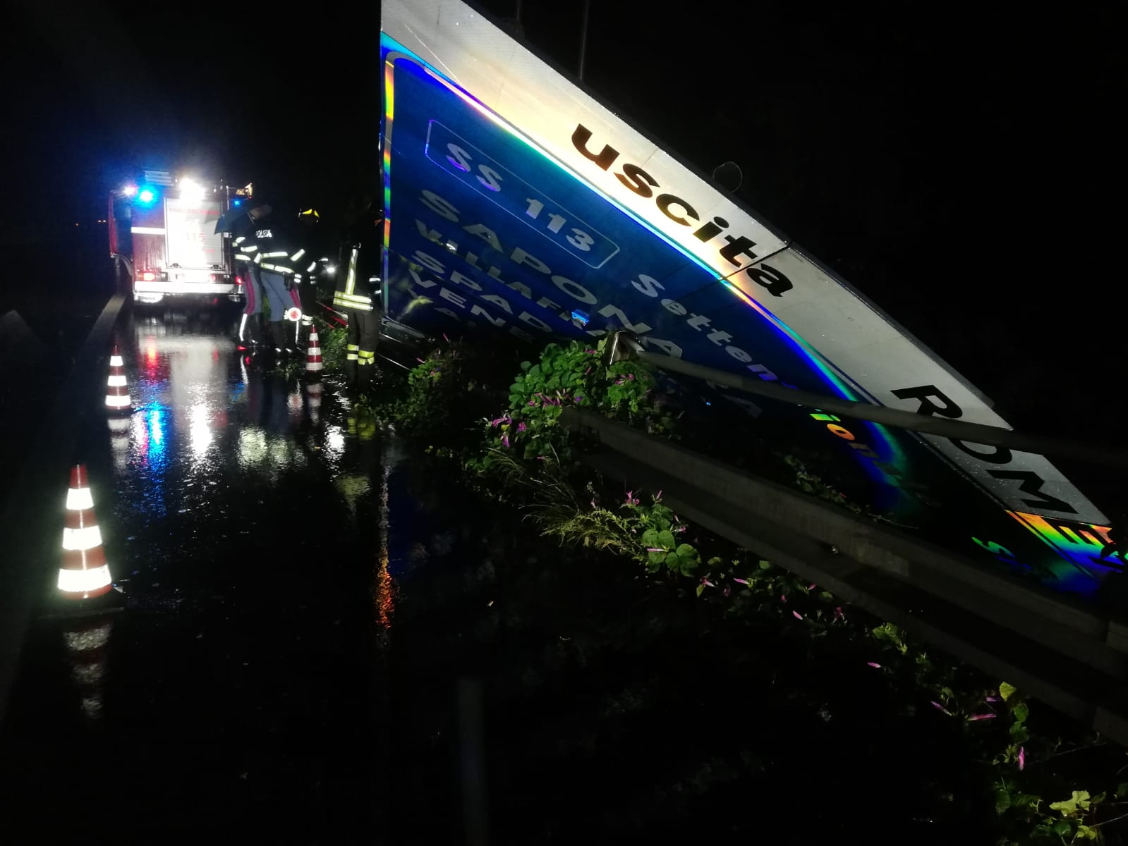 A20, sradicata segnaletica dalle raffiche di vento
