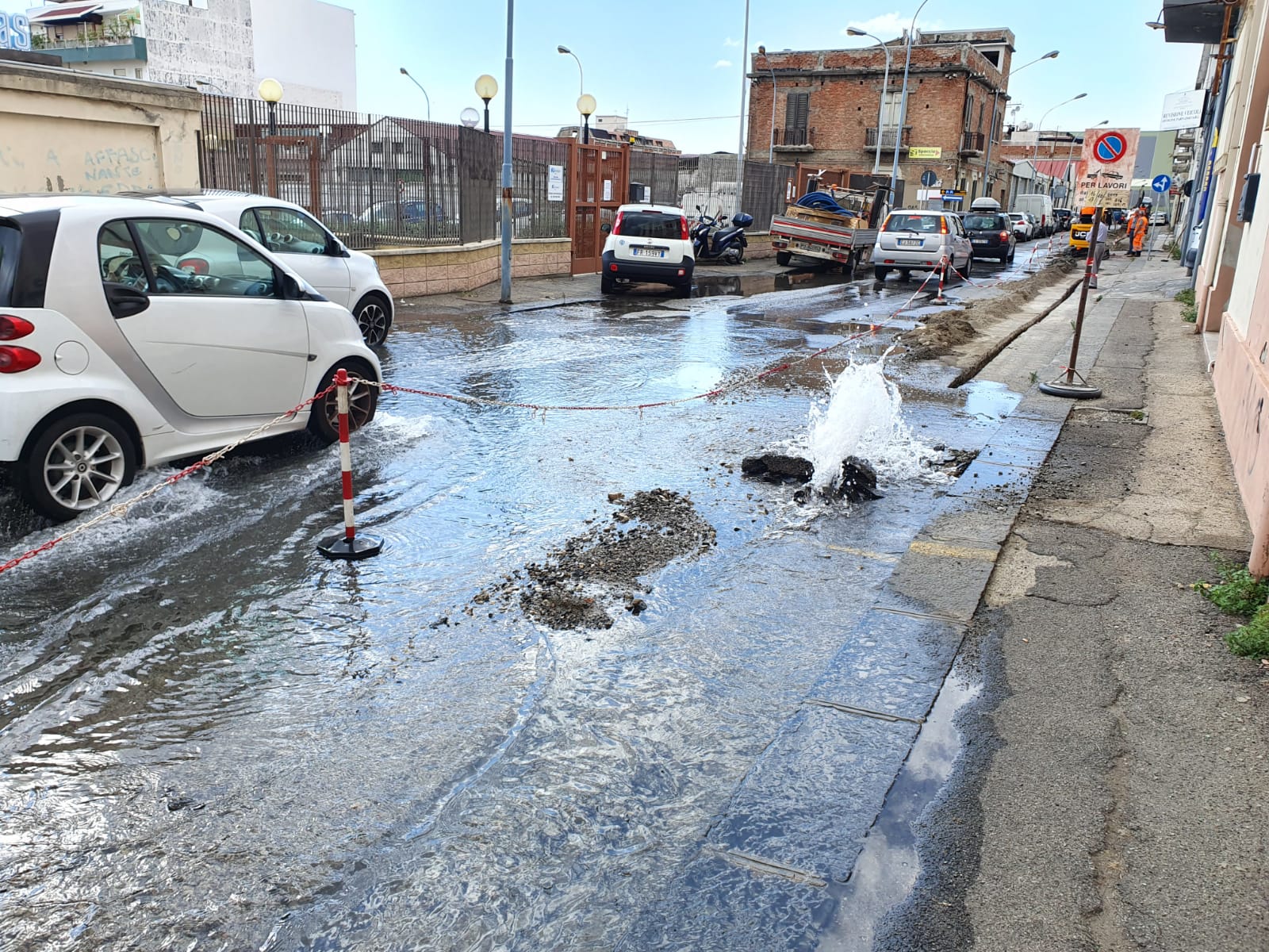 Open Fiber recide condotta: fiume d'acqua in via Maregrosso