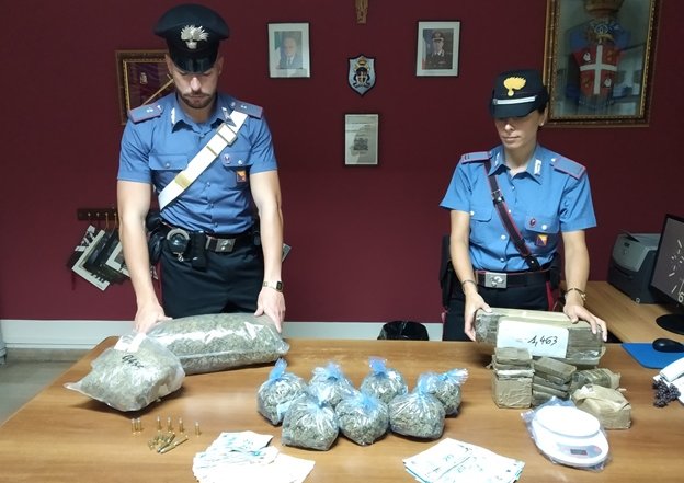 Detenevano 10 chili di droga e munizioni, coniugi arrestati a Provinciale