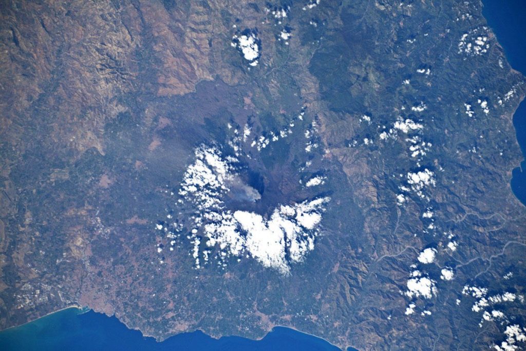 AstroLuca immortala l'Etna dallo spazio