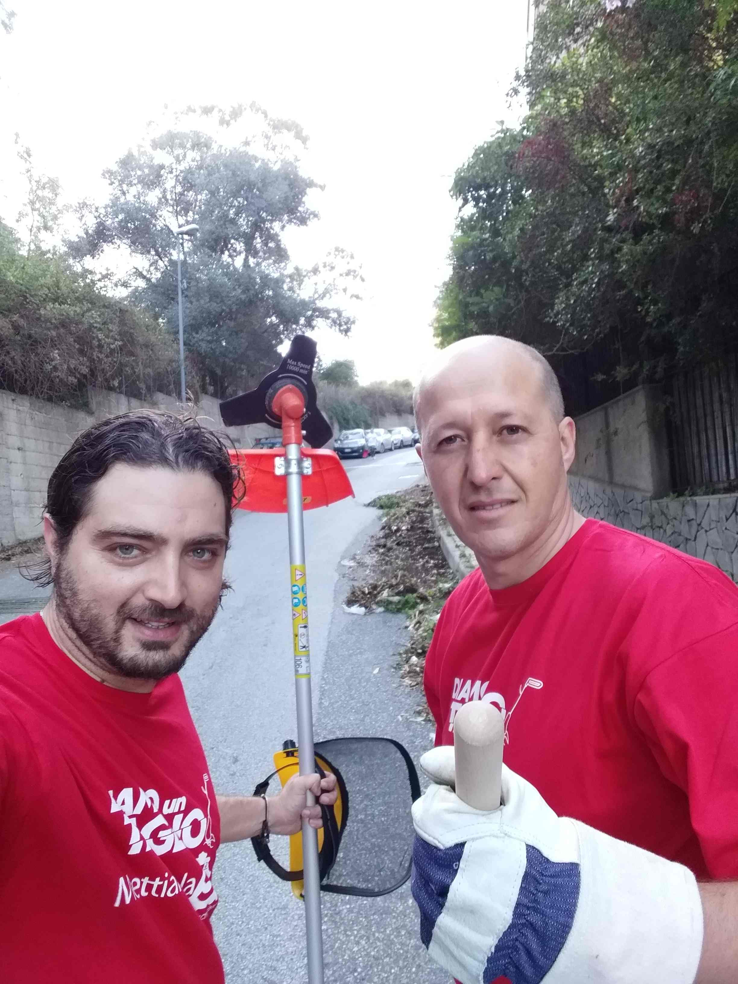 Consiglieri della V e volontari in azione per pulire via Salita Fosse