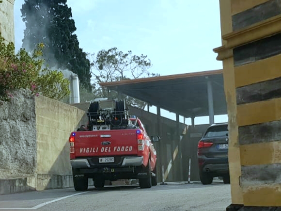 Incendio al crematorio: vigili del fuoco in azione