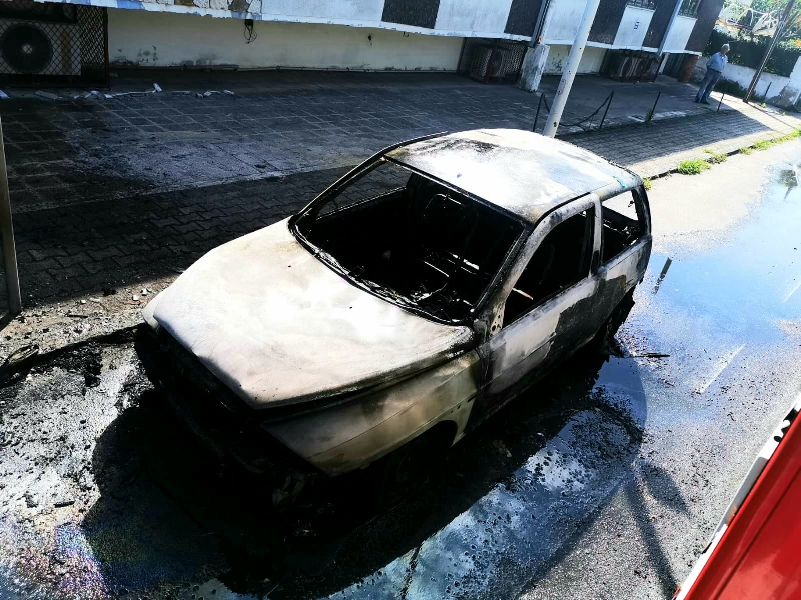 Granatari, Lancia Y prende fuoco