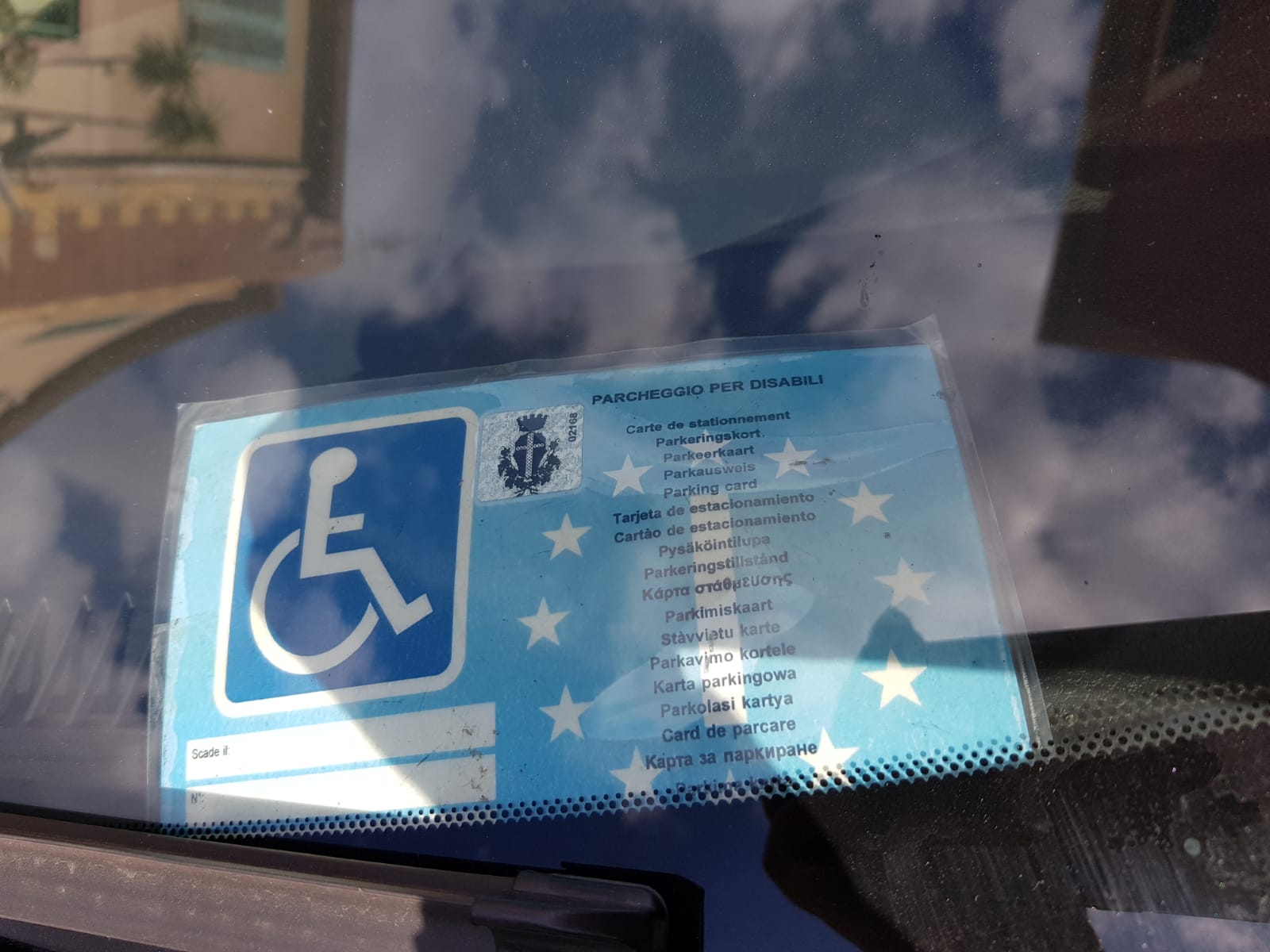 Usa il pass disabili del suocero morto: denunciato furbetto