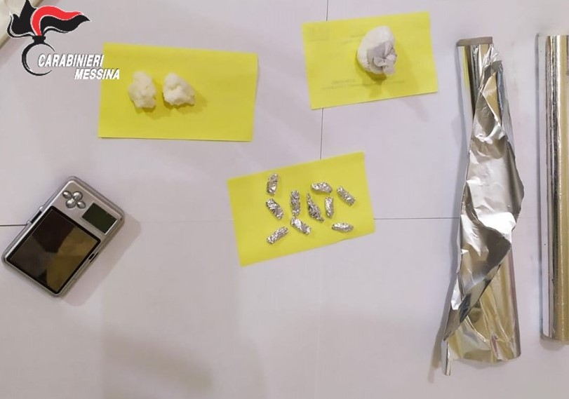 Roccalumera, spaccio di cocaina in casa: scattano un arresto e due denunce