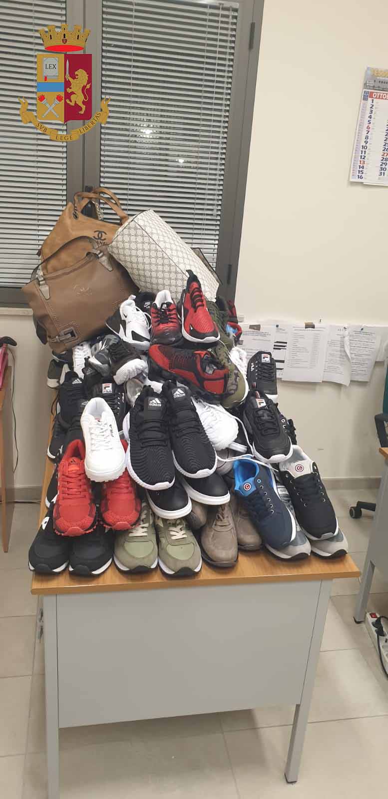 Capo d'Orlando, sequestrati capi contraffatti: denunciato un senegalese