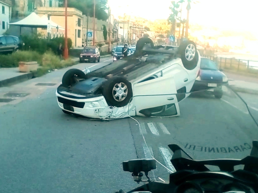 Paradiso, si ribalta utilitaria: c'è un ferito