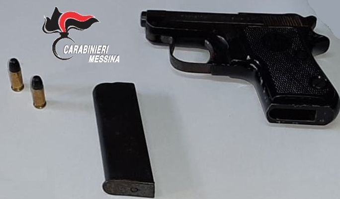 Gualtieri Sicaminò, sorpreso con una pistola: arrestato 23enne