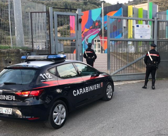 Giardini, tentano di svaligiare distributore di bibite di una scuola: scattano due arresti