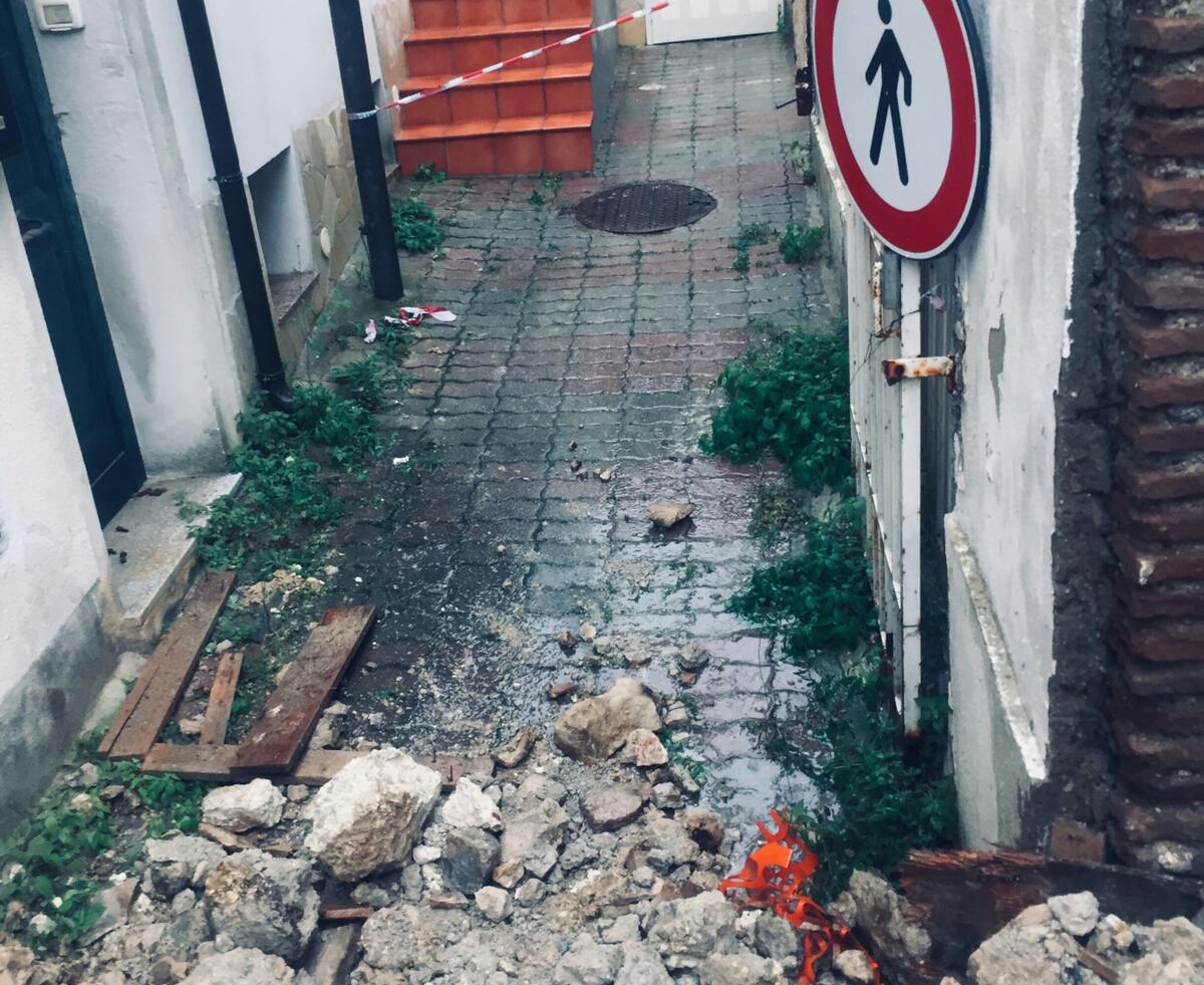 Maltempo: casolare crolla a Salice, sottopassi allagati a Valdina