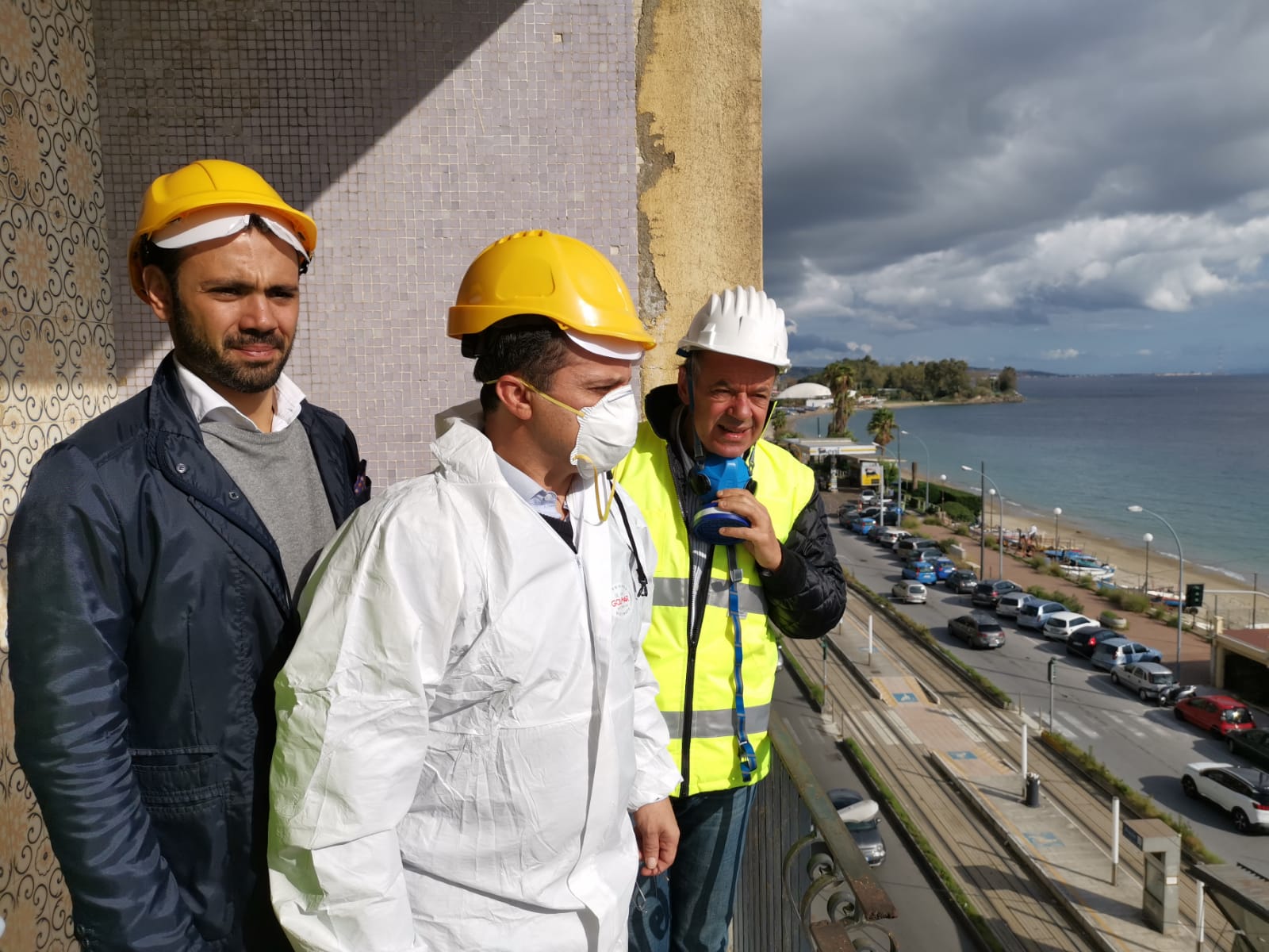 De Luca all'ex hotel Riviera: "Se mancano gli acquirenti, lo useremo per il Risanamento"