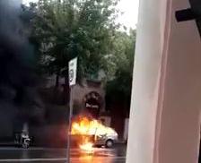 Auto prende fuoco, conducente salvo per miracolo