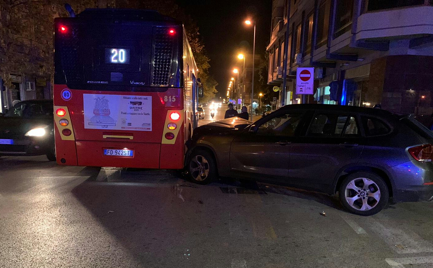 Auto sperona un autobus dell'Atm: due feriti