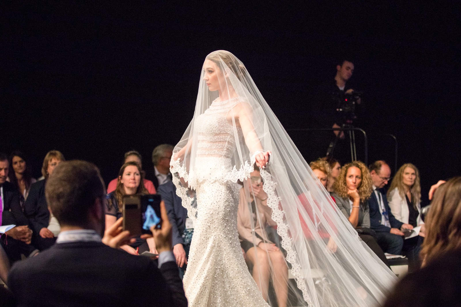 Sposa Sicilia, il merletto a tombolo in passerella al "PalaLumbi"