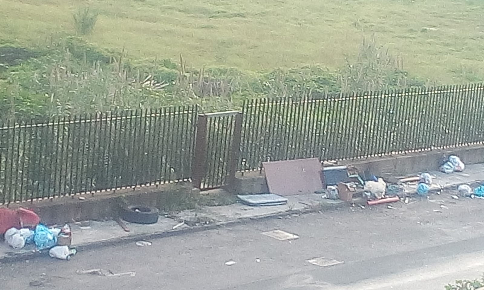 De Luca sfida gli incivili: "Datevi una regolata"