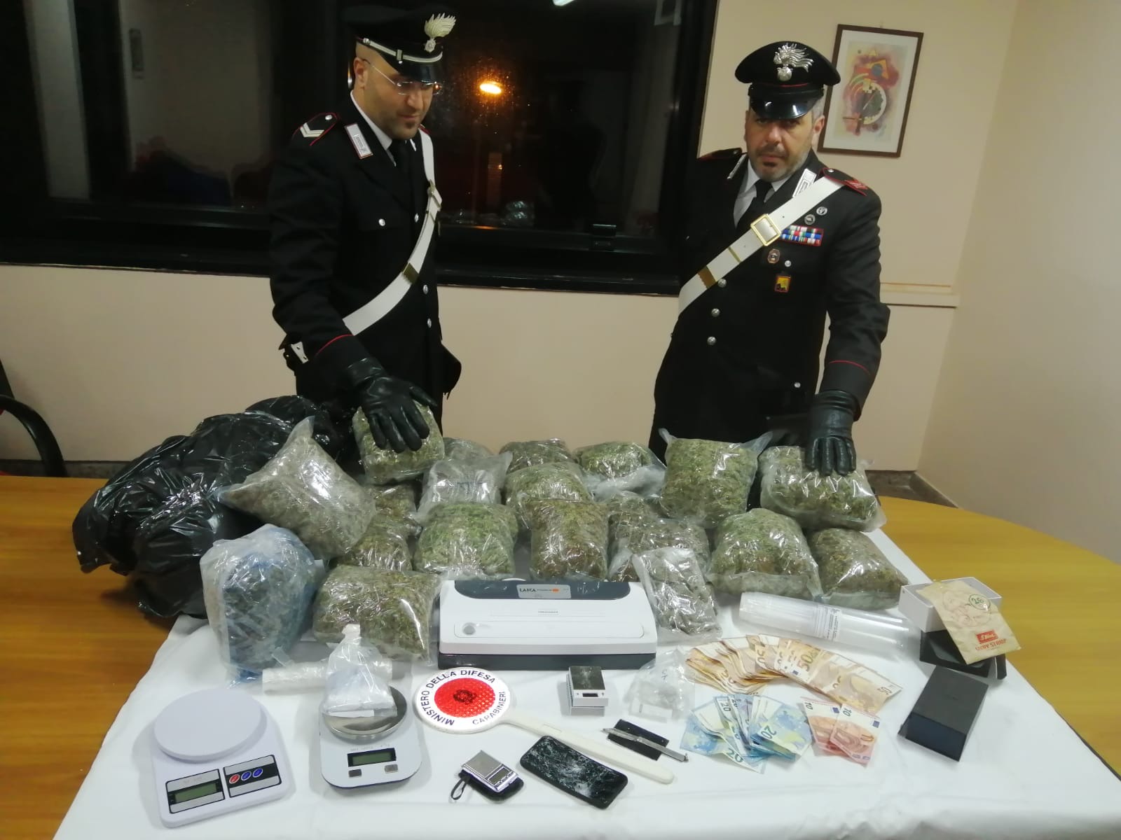 Nasconde 16 chili di marijuana in casa e cantina: arrestato