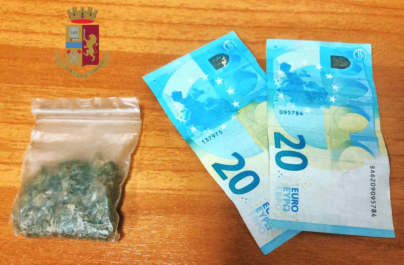 Spacciava marijuana a minori: arrestato 20enne