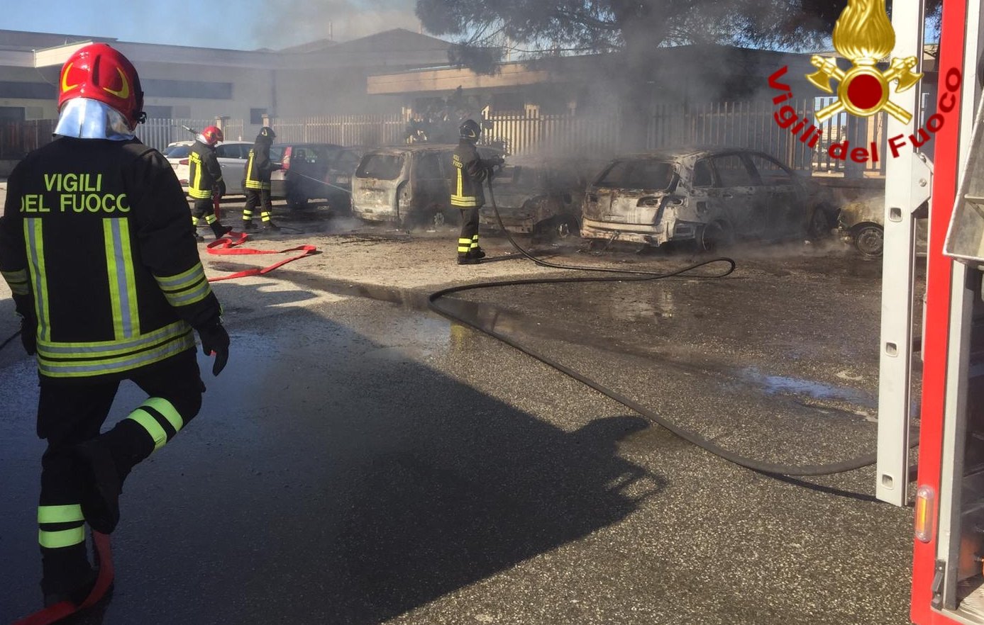 Milazzo: cinque auto in fiamme nel piazzale della stazione ferroviaria