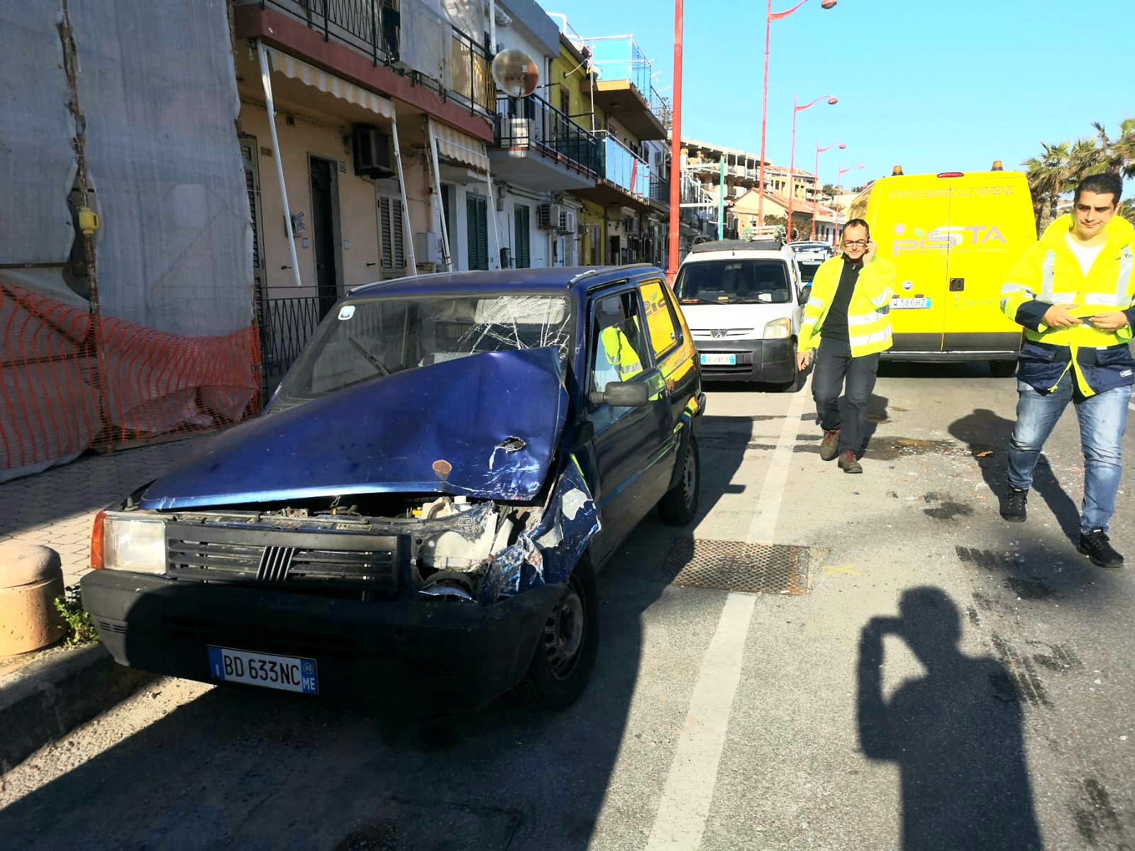 Incidente in via Consolare Pompea: un ferito