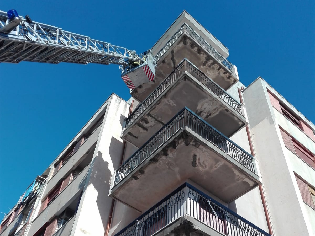 Via La Farina, cadono calcinacci su una Smart: miracolata la conducente