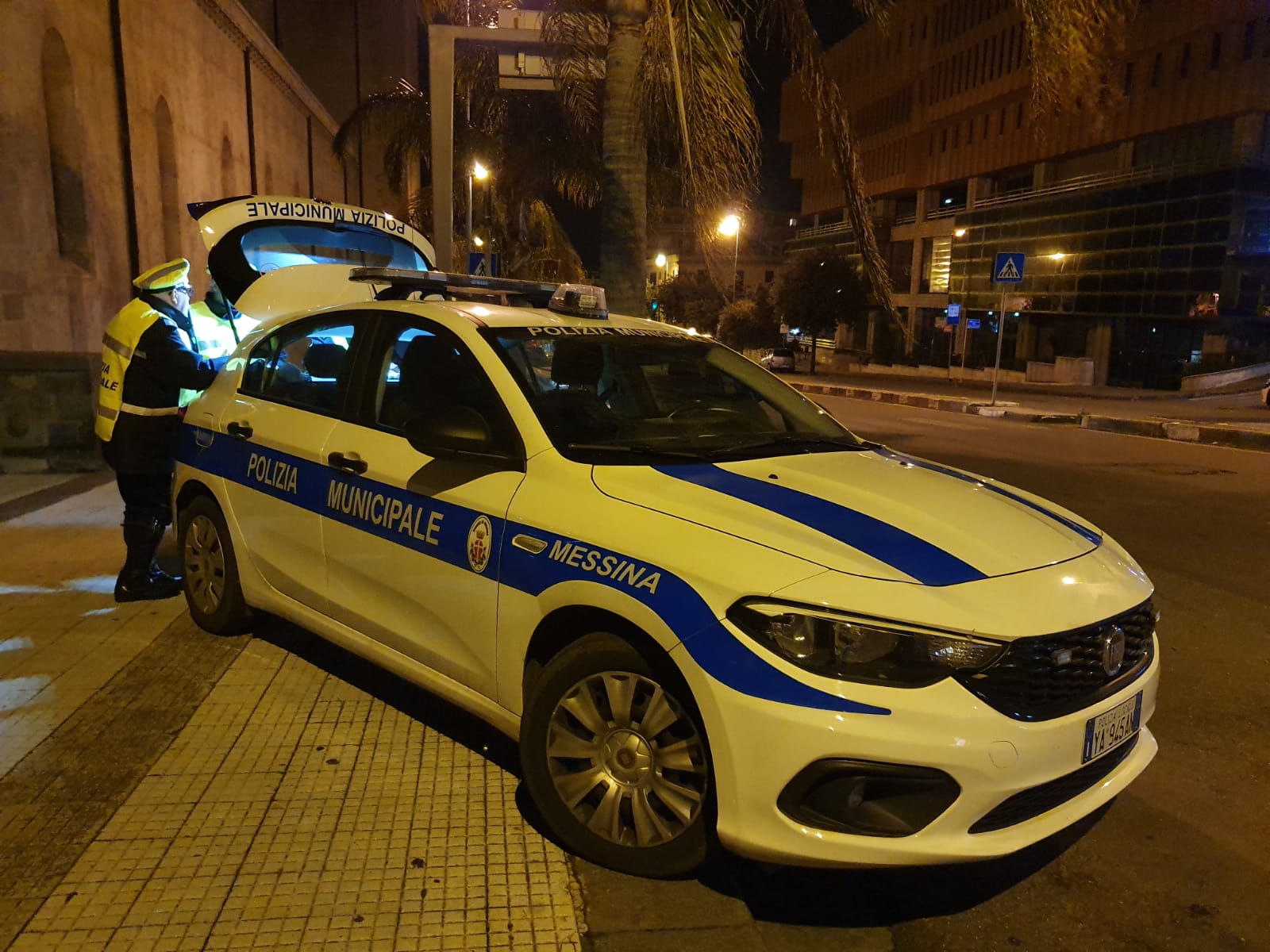 Investe agente della Municipale e scappa: arrestato