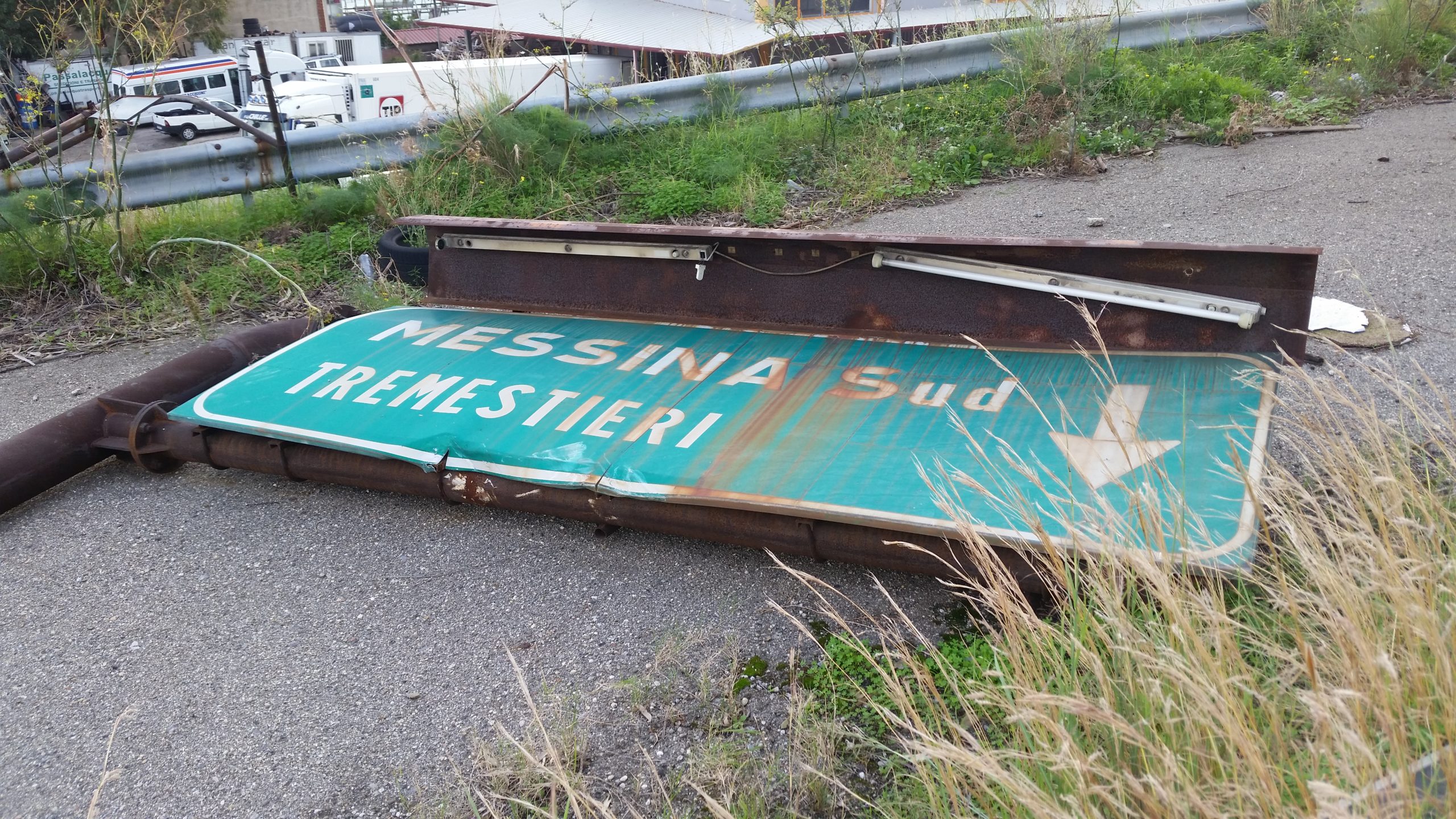 A18, quel cartello schiantato e dimenticato