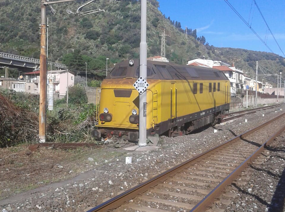 Giampilieri, locomotore in manovra esce dai binari