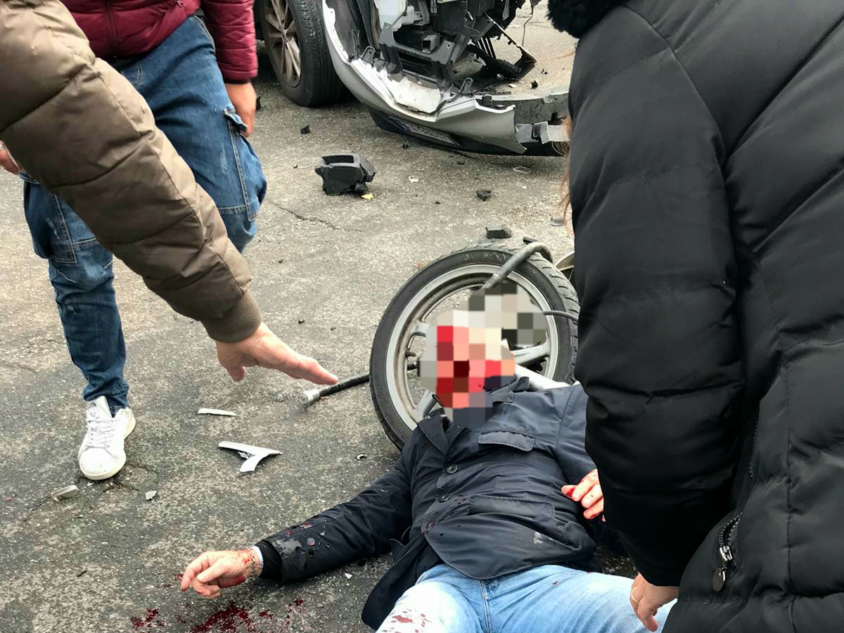 Scontro in via Orso Corbino, grave centauro