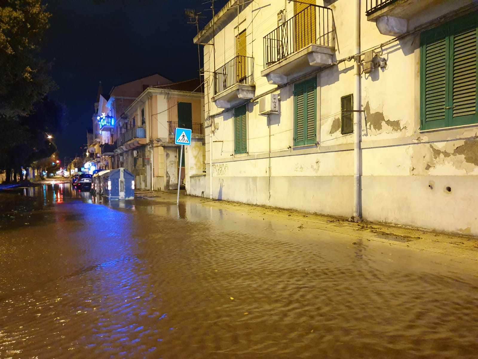 Tempesta sullo Stretto: strade allagate in centro, grandinata a Castanea