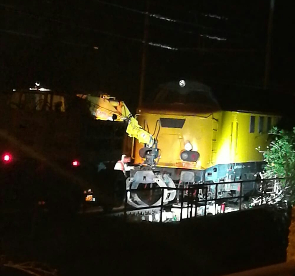 Giampilieri, locomotore rimesso sui binari