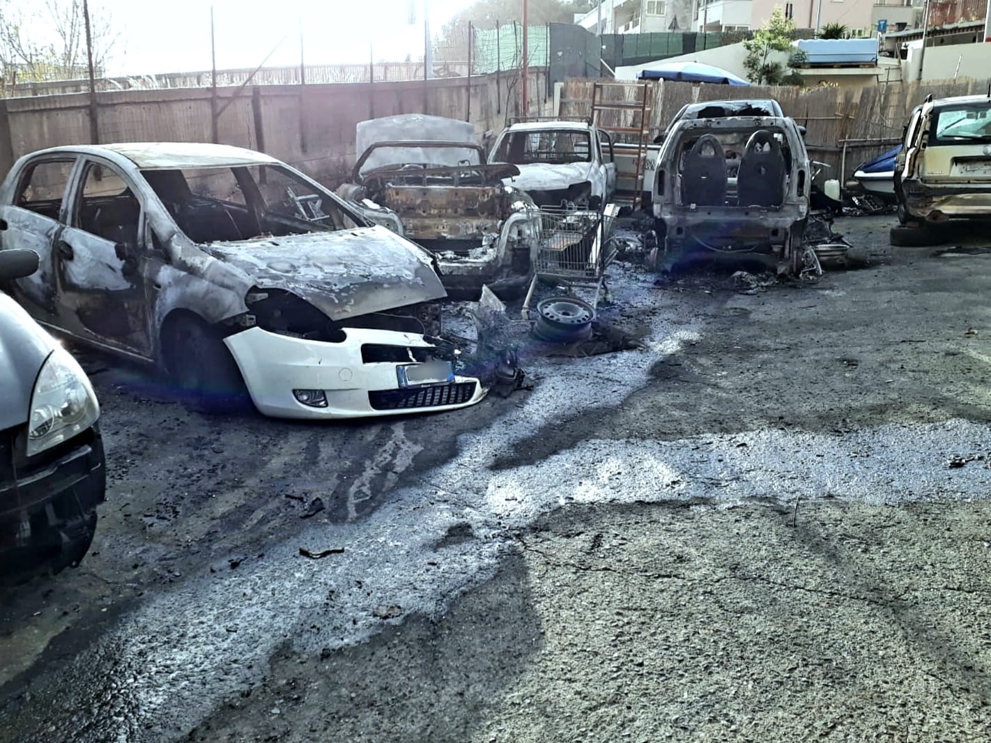 Annunziata, incendio distrugge auto in officina