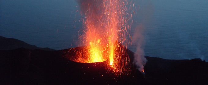 Neve e lava, lo Stromboli è un incanto