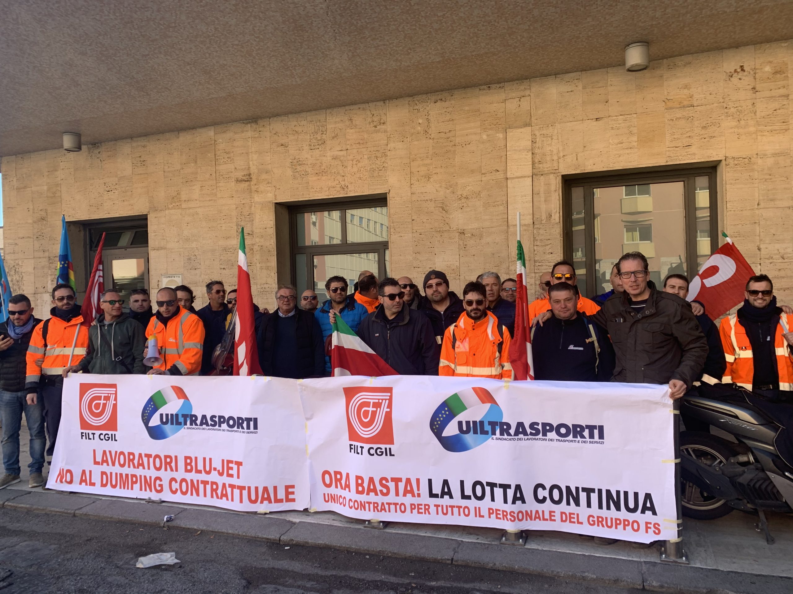 Vertenza Blu Jet, lo Stretto di ferma: paralisi fino alle 21