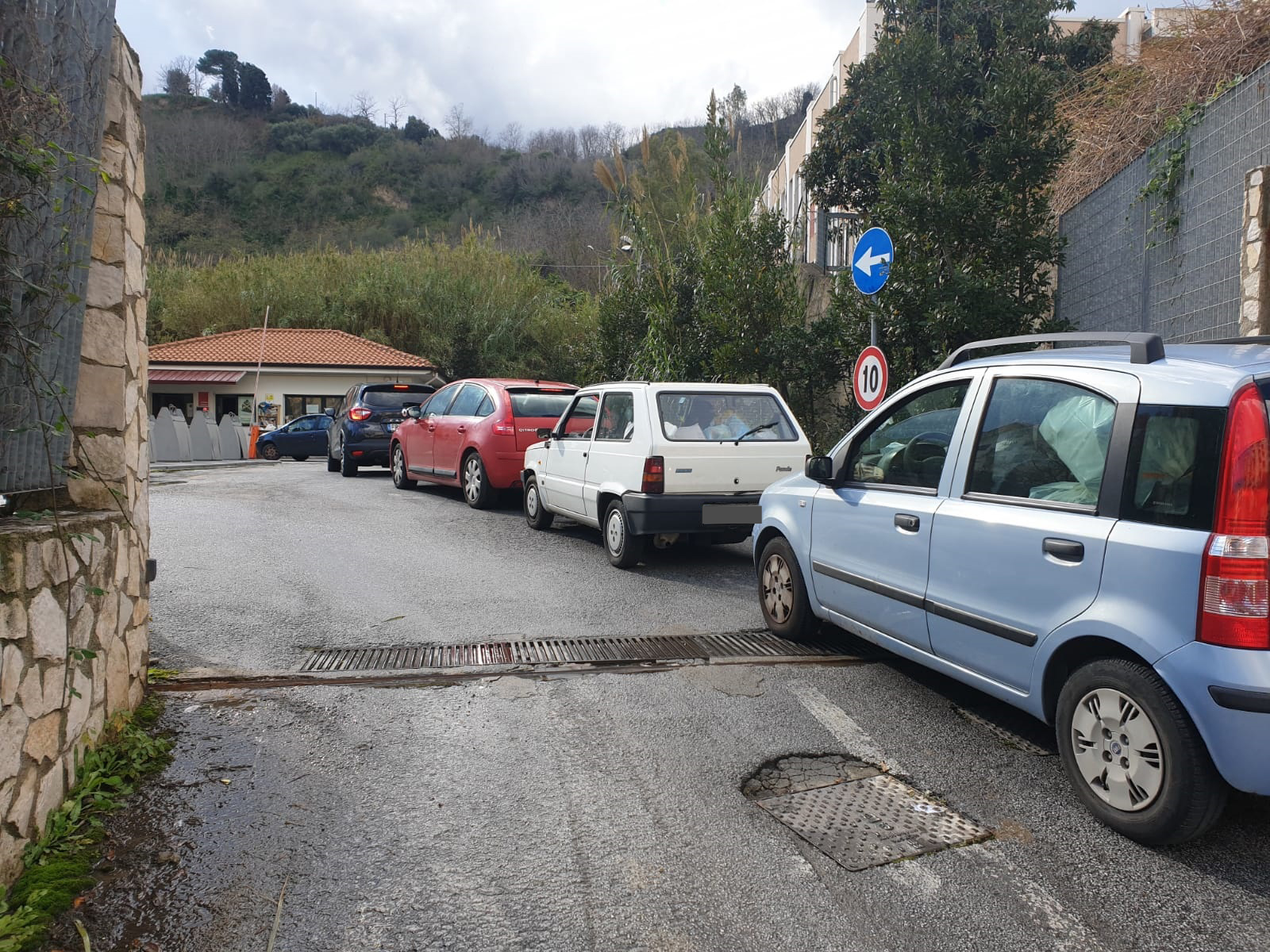 Differenziata, lunghe code alle isole ecologiche per la bici elettrica in sorteggio