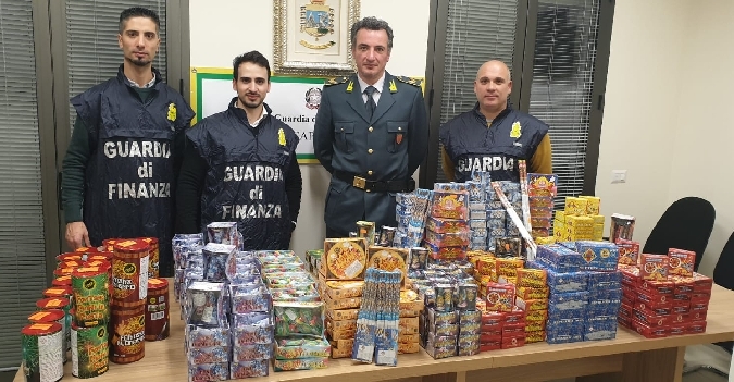 Maxi sequestro di fuochi d'artificio a Messina e Capo d'Orlando