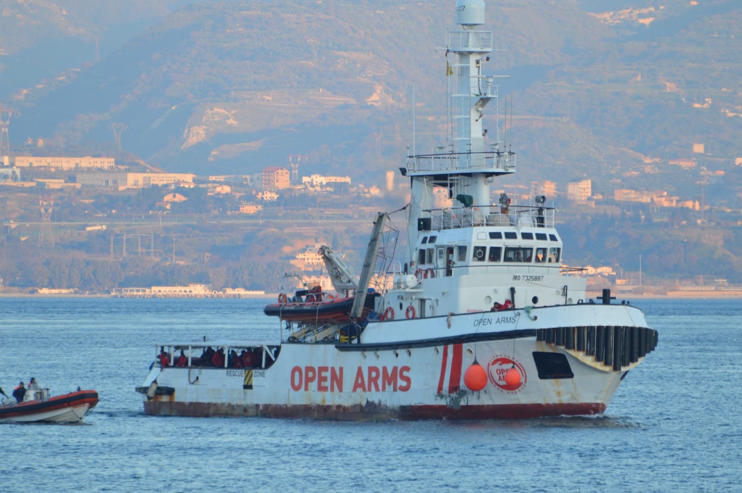 Riprende lo sbarco dei migranti: l'Opem Arms approda a Messina