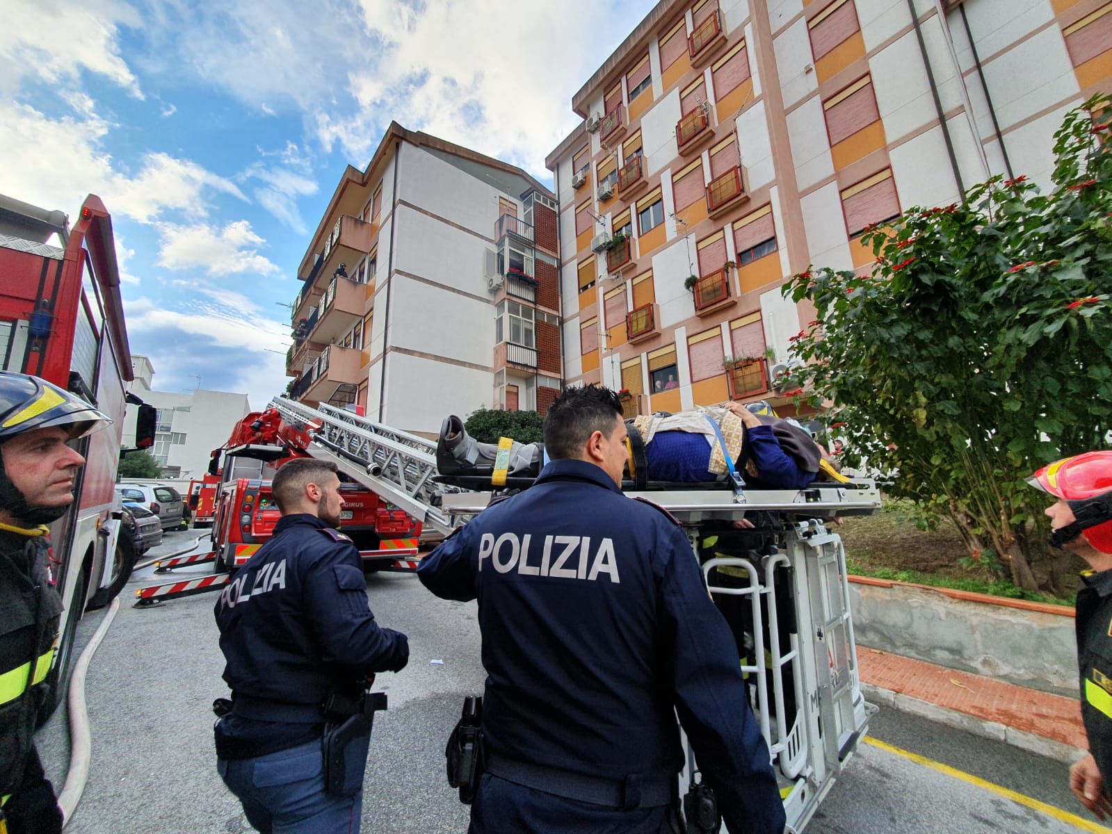 Scoppia incendio in una palazzina: 5 intossicati, 2 gravi
