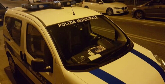 Bus turistico s'incastra sui Colli Sarrizzo