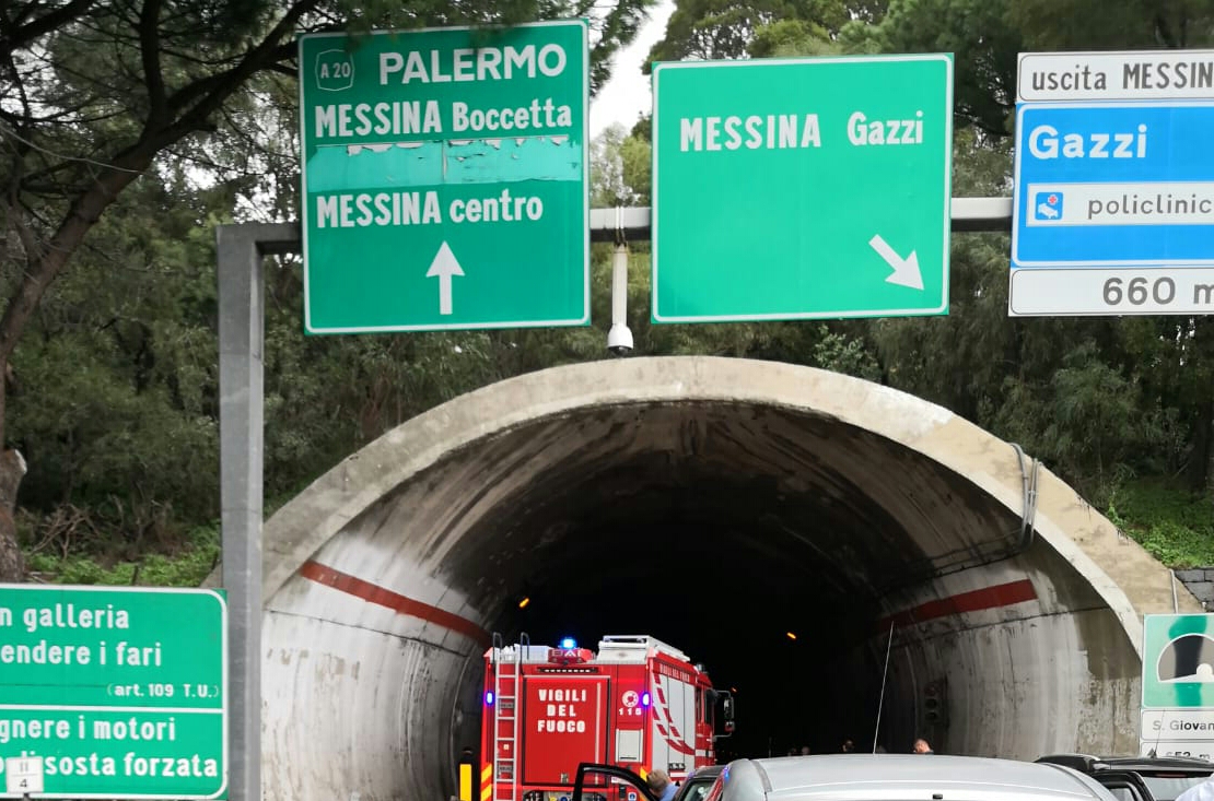 Auto e camion in fiamme, caos in Tangenziale