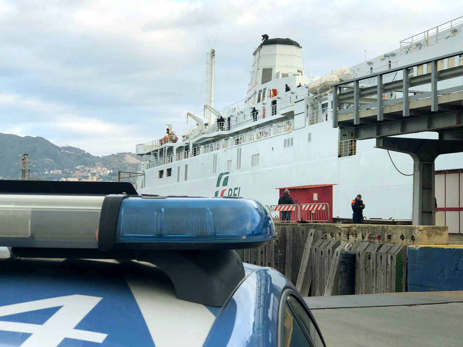 "Voglio parlare con papà Francesco o mi butto": salvato dalla polizia