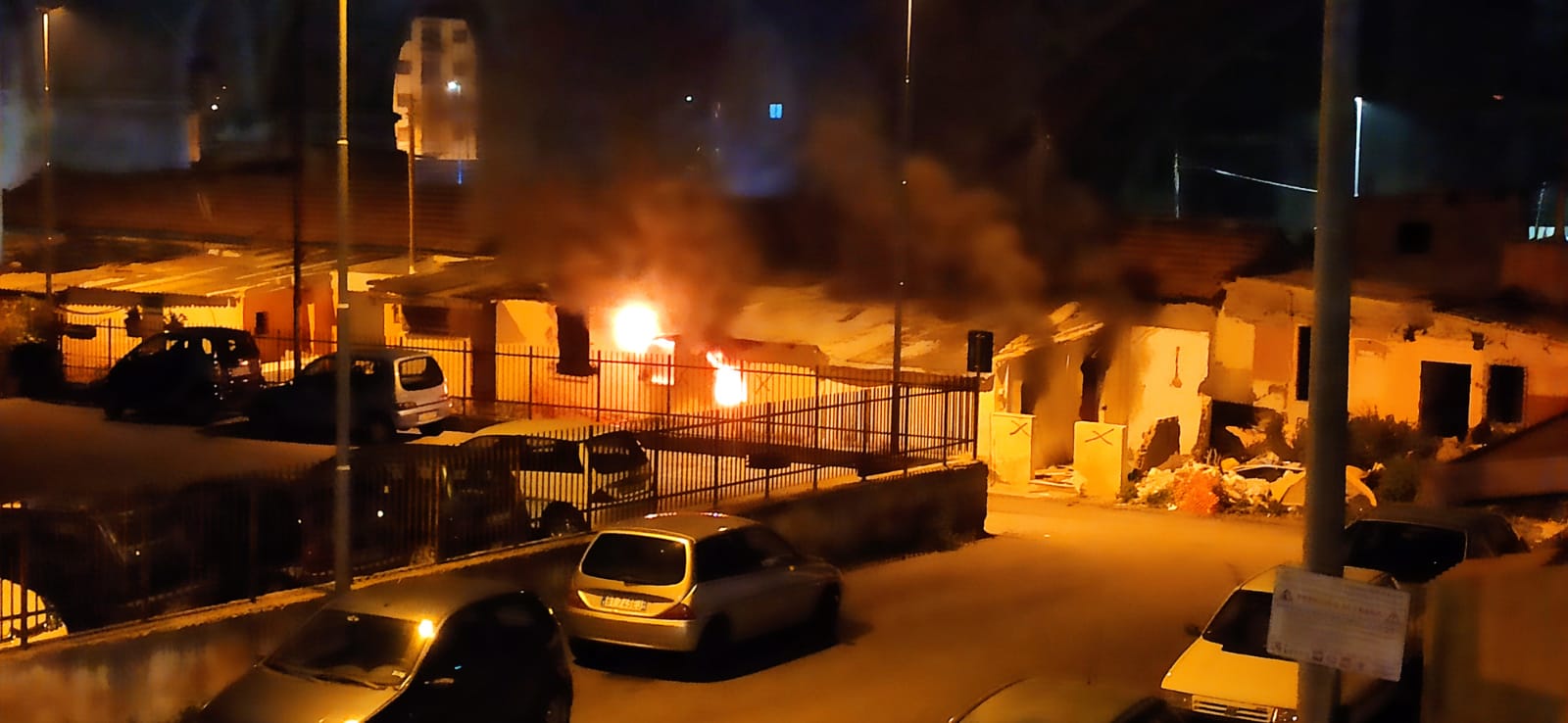 Incendio nella baraccopoli di Camaro Sottomontagna: panico tra i residenti