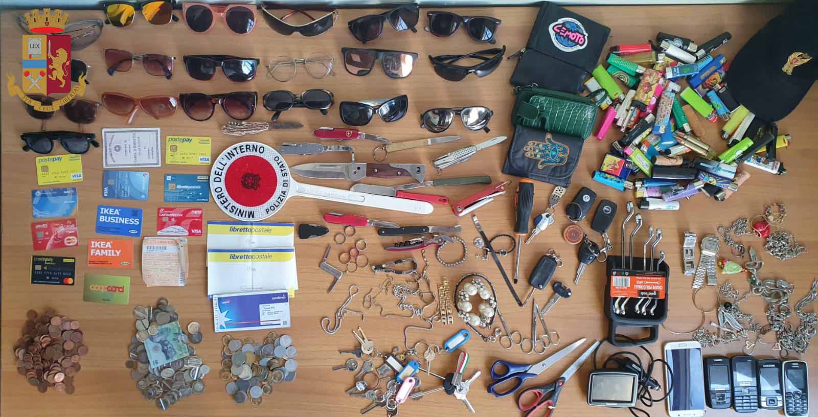 Beccato mentre svaligiava un'auto: srilankese finisce in manette