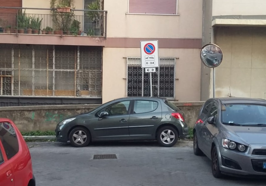 Viale Cadorna, rischio di disagi per segnale di divieto. Buda e Carbone: "Va rimosso"