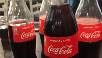 "Filamenti di vetro", richiamato lotto bottigliette Coca Cola