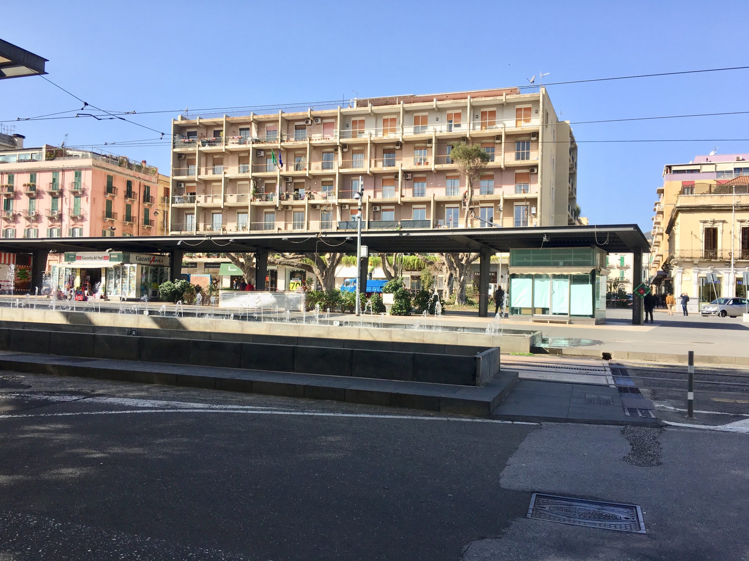 “L’aria è rosa. Un antico crepuscolo ha tinto la piazza e le sue mura”