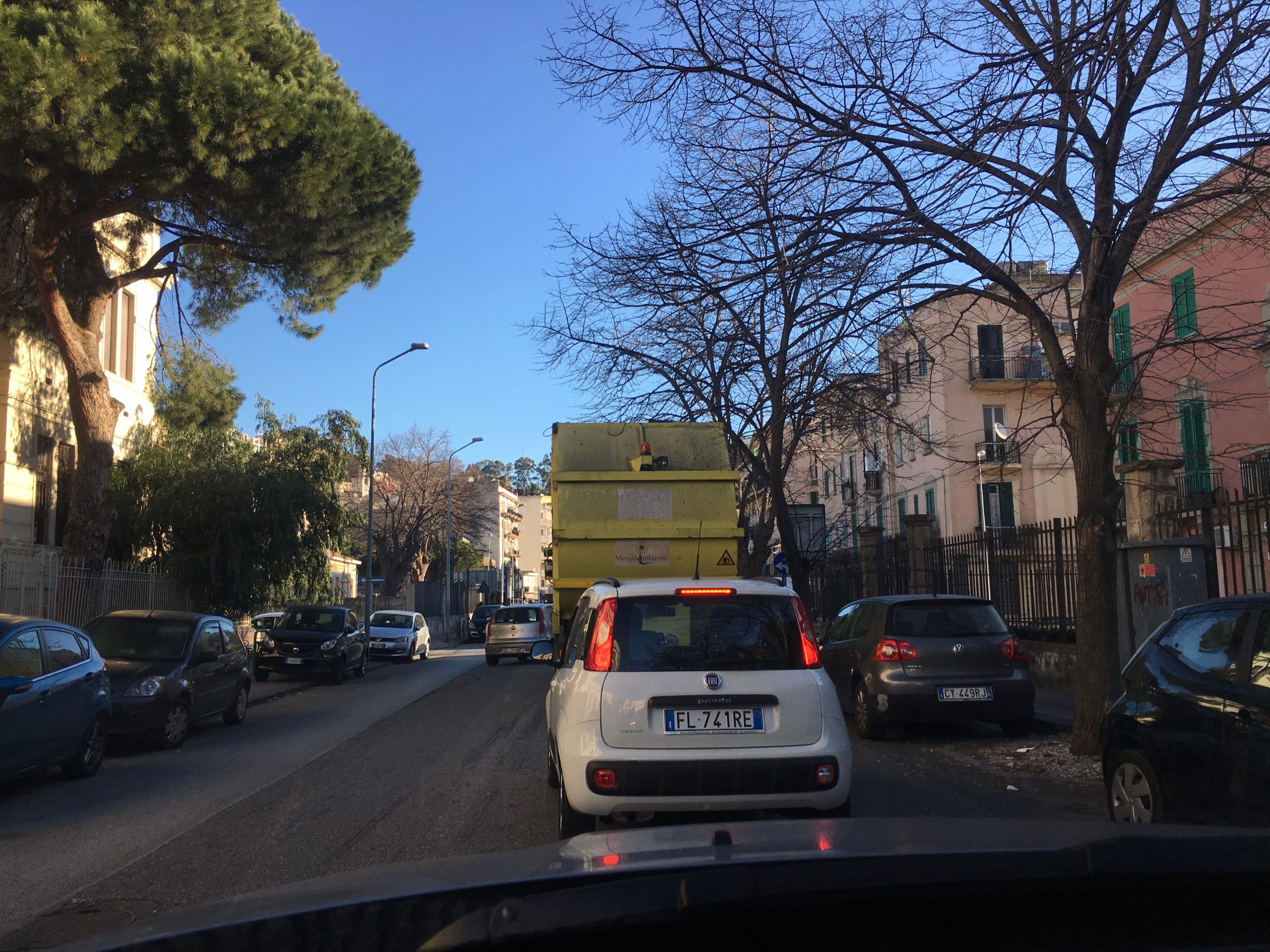 Ore 8,30, traffico paralizzato per i mezzi della raccolta dei rifiuti in circolazione