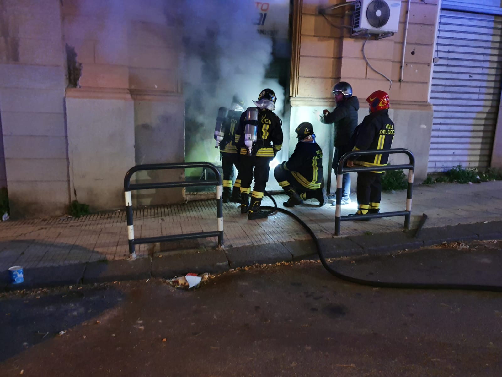Incendio al punto "Snai" di via Felice Bisazza