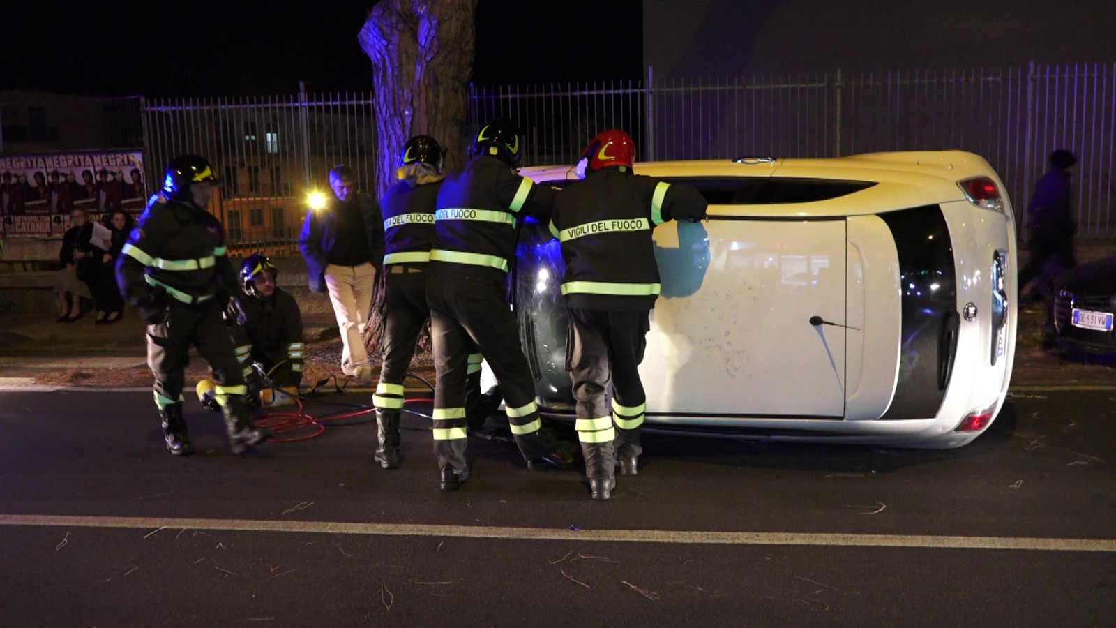 Viale Regina Elena, si ribalta una "500": ferita la conducente